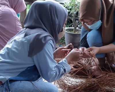 Program Sepuluh Jari Menganyam Meriahkan Hari Sampah