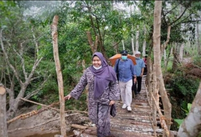 Bupati Masnah Kunjungi Objek Wisata Sungai Napal Desa Muhajirin