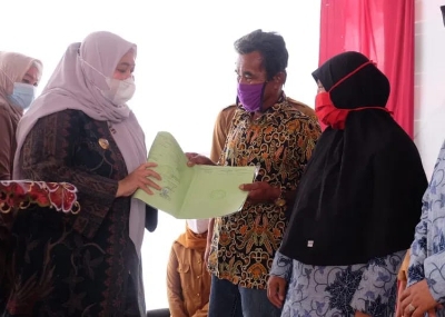 Bupati Masnah Serahkan Bantuan Bedah Rumah Program Baznas di Kelurahan Jambi kecil
