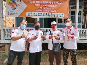 Mahasiwa KKN Bersama Posko V Desa Bakung Olah Limbah Batang Pisang Jadi Cemilan 