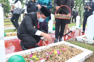 Peringati Hari Pahlawan, Gubernur Jambi  Ziarah dan Tabur Bunga di Makam Pahlawan