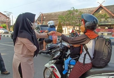 Atlet Difabel Jambi Bagi Bagi Takjil Ramadan