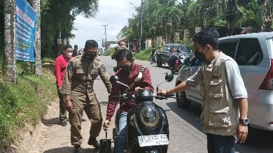 Buang Sampah Sembarangan Diciduk Timdu TPS  Kotabaru