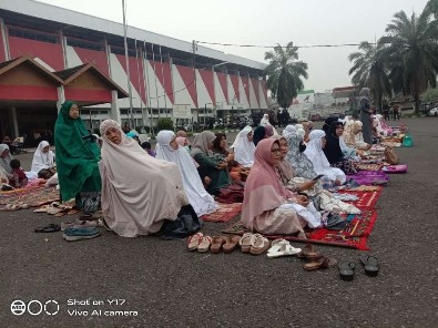 Warga Jambi Sholat Idul Adha di Lapangan Parkir KONI Jambi