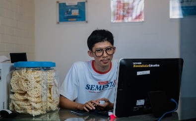 Belajar IT Sambil Jaga Warnet, Anak Pedagang Kerupuk  Sabet Beasiswa SEMESTA