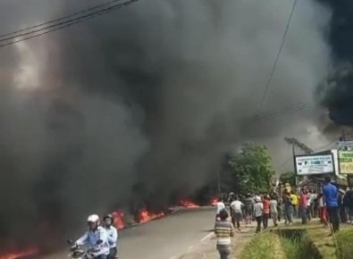 Gudang Minyak Ilegal di Kenali Besar  dan Satu Unit Mobil Batu Bara  Terbakar 