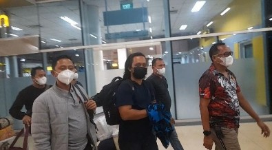 Tiba di Bandara Jambi dengan Tangan Diborgol 