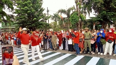 Walikota Fasha dan Istri  Bergaya di Ajang Siginjai Fashion Week 