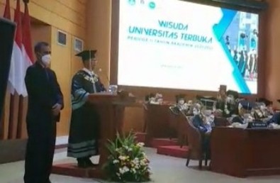 Ayah Brigadir J Terima Ijazah Sarjana  Anaknya 