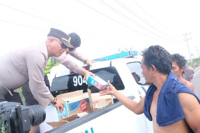 Polda Jambi Berikan Minuman dan Snack kepada Masyarakat