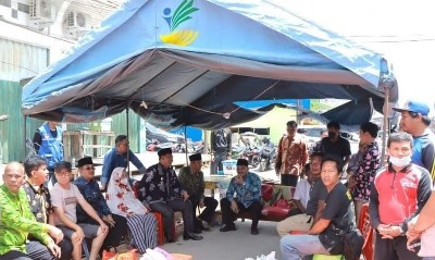 Bupati Tanjab Barat Serahkan Bantuan Korban Kebakaran 