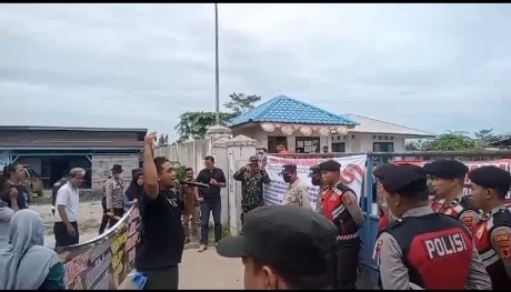 Puluhan Warga Datangi Pabrik Sawit PT PAL, Sudah Disegel Kok Masih Tetap Beroperasi?