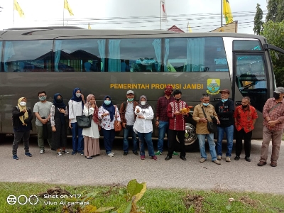 Siswa Pelatihan Jurnalistik Wisata Jurnalistik ke Candi Muaro Jambi