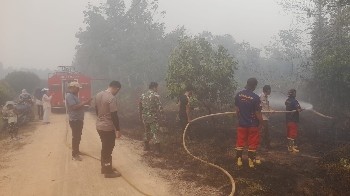 Karhutla Kembali Terjadi, Sigap dan Cepat Danramil 03/Kundur Arahkan Damkar Menuju Titik Api