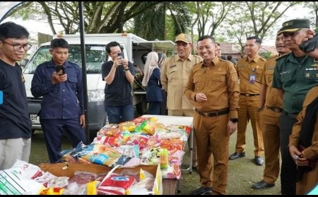 Wakil Bupati Tanjab Timur Muslimin Tanja Tinjau Operasi Pasar