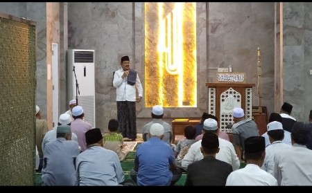 Bupati Tanjung Jabung Barat,  Memberikan Ceramah Singkat Menjelang  shalat Tarawih