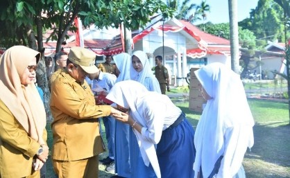 Pemkot Jambi Perkuat Dukungan Pendidikan dengan Bantuan Sepatu untuk Siswa Kurang Mampu