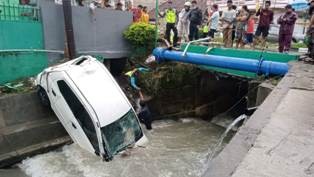 Mobil Jenis Agya Terjun Ke Sungai, Dua Wanita Dilarikan Ke Rumah Sakit