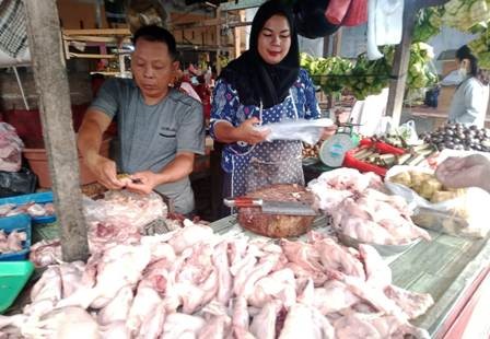 Jelang Lebaran Daging Sapi dan Daging Ayam Potong Melejit