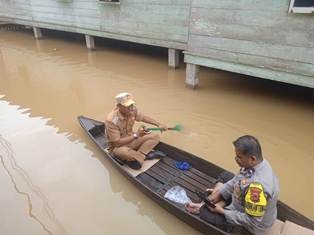 Bhabinkamtibmas Polsek Pelayangan Pantau Banjir Di Tahtul Yaman Pelayangan