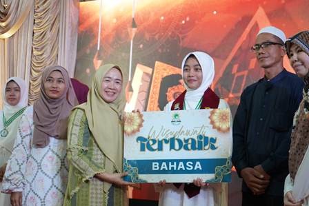 Hj Hesti Haris Hadiri Wisuda Akbar Ponpes Darul Arifin ke-5