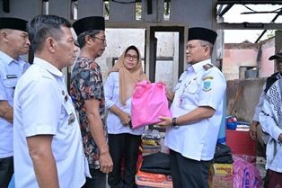 Salurkan Bantuan Korban Kebakaran, Walikota Maulana : Jangan Tinggalkan Rumah Saat Kompor dan Listrik Menyala