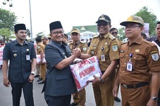 Gerakan 10 Juta Bendera, Walikota Maulana Komandoi Pembagian Puluhan Ribu Bendera di Kota Jambi