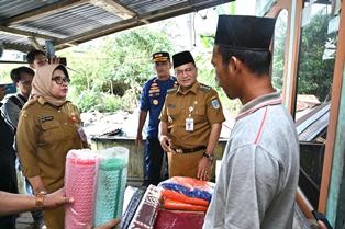 Salurkan Bantuan Rumah Roboh, Walikota Maulana Imbau Masyarakat Siaga Bencana