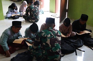 Duduk Lesehan: Satgas TMMD 129 Bojonegoro Dampingi Anak Anak Krebet Belajar Mengaji
