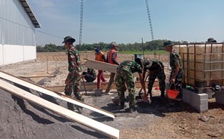 Sinergi Bangun Desa, Perkuat Ekonomi: Satgas TMMD 129 Bojonegoro Kebut Pembangunan Musholla Rest Area Kesongo
