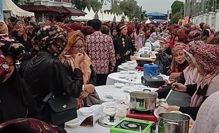 Makan Bubur Ayak Sepuasnya di Festival Batanghari 2022