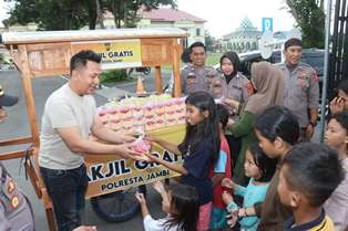 Wujud Kepedulian di Bulan Suci Ramadhan, Kapolresta Jambi Bersama Sat Tahti dan Sihumas Berbagi Takjil