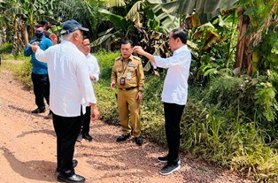 Tinjau Kondisi Jalan Kota Jambi dan Sungai Gelam, Ini Presiden Jokowi