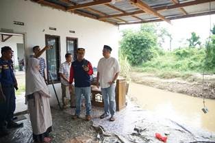 Ketua DPRD Kota Jambi Turun ke Lokasi Rumah Amblas di Aur Kenali