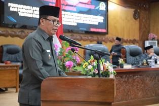 Wakil Bupati Katamso Hadiri Paripurna Ke Empat DPRD Pendapat Akhir Bupati Tanjab Barat Terhadap LKPJ Tahun Anggaran 2024