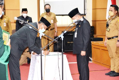 Gubenur Lantik Kepala Sekolah Titian Teras dan SMK N 3 Kota Jambi