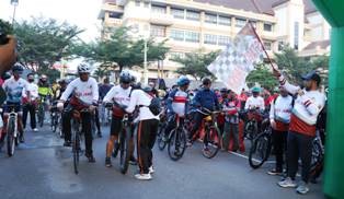 Sekda Provinsi Jambi Lepas Peserta Fun Bike Semarak Hari Bhayangkara ke-76 Polda Jambi