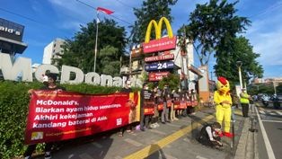 Aktivis Menggelar Aksi di Asia, Mengecam Penggunaan Telur dari Kandang Baterai oleh McDonalds