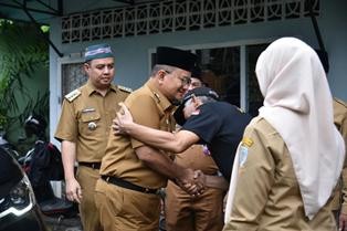 Ketua RT Gugur Dalam Tugas, Walikota Maulana Sampaikan Duka dan Salurkan Santunan Kematian