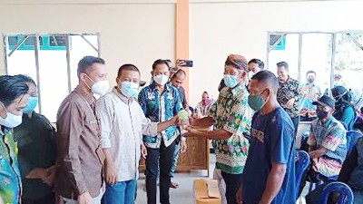 Bupati Romi Saluran Bantuan untuk Petani Kopi Liberika di Desa Jatimulyo