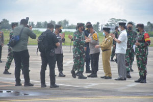 Kapolda Jambi bersama Gubernur dan Walikota Sambut Kedatangan Panglima TNI dan Kapolri 