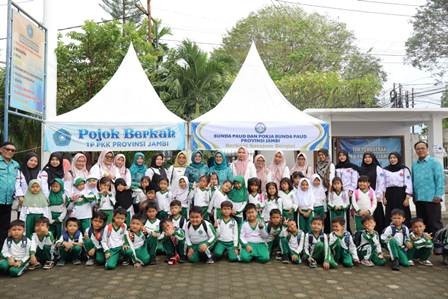 Rabu Berkah PKK Jambi, Bunda PAUD Bagikan Sarapan Bergizi untuk Warga