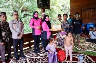 Suku Anak Dalam Jambi Senang Terima Sembako Dari Polisi