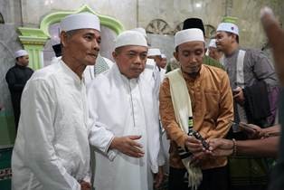 Al Haris Beri Santunan Kepada 449 Guru Ngaji