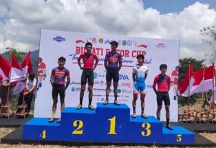 Atlet balap sepeda Jambi raih emas di Tour Malasari Halimun 2025