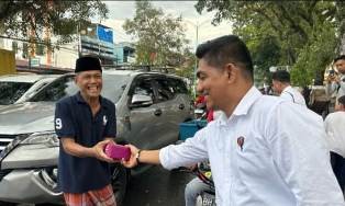 Ditreskrimsus Polda Jambi Bagikan Takjil Bagi Masyarakat Yang Lewat   