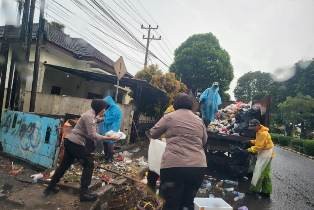 Personel Ditbinmas Polda Jambi Berbagi Takjil Pada Masyarakat Sekitar