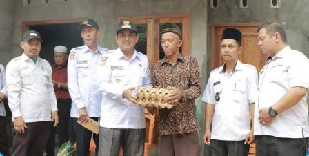 Bupati Tanjab Barat Serahkan Bantuan Bagi Korban Kebakaran