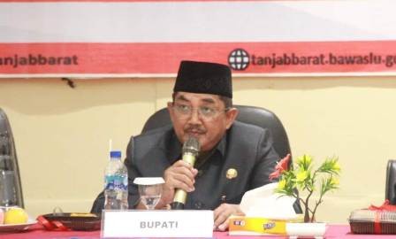 Bupati Tanjab Barat Hadiri Pelantikan dan Pembekalan Panwascam se Tanjab Barat