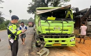   Lakalantas Truck Batu Bara VS Tangki Tronton CPO